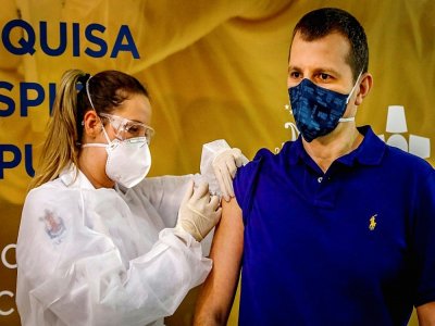 Un volontaire reçoit un vaccin expérimental contre le Covid-19 pendant un essai clinique du laboratoire chinois Sinovac Biothech à Porto Alegre, au Brésil, le 8 août 2020 - SILVIO AVILA [AFP]