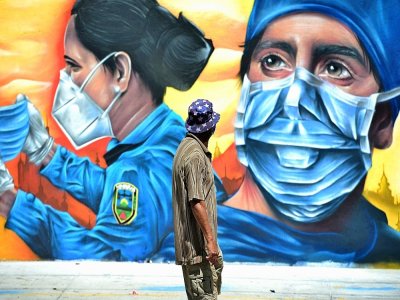 Une peinture murale montre un soignant et une policière à Tegucigalpa, au Honduras, le 14 septembre 2020 - Orlando SIERRA [AFP]