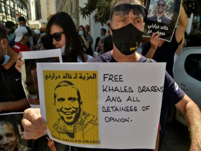 Des manifestants en Algérie appellent à la libération du journaliste Khaled Drareni, à Alger le 14 septembre 2020 - RYAD KRAMDI [AFP]
