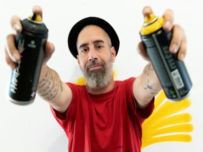 L'artiste français Ted Nomad pose le 3 septembre 2020 à Street Art City, à Lurcy-Lévis - Thierry ZOCCOLAN [AFP]