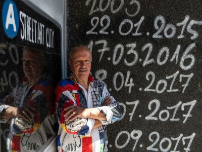 Gilles Iniesta, propriétaire de Street Art City avec son épouse Sylvie, pose le 3 septembre 2020 à Lurcy-Lévis - Thierry ZOCCOLAN [AFP]