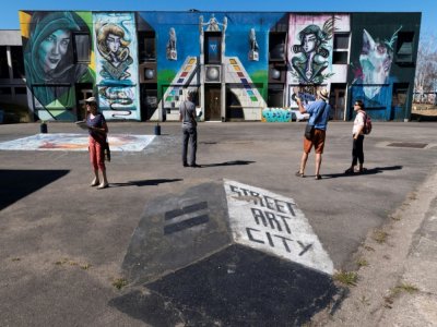 Des visiteurs à Street Art City le 3 septembre 2020 à Lurcy-Lévis - Thierry ZOCCOLAN [AFP]