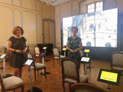 Céline Guérin, médiatrice culturelle, et Sarah Lemancel, assistante de conservation du musée du château de Flers, présentent le nouveau dispositif dont s'est doté le musée.