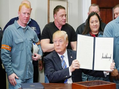 Donald Trump brandit les proclamations de l'article 232 sur les importations d'aluminium à la Maison Blanche le 8 mars 2018 à Washington - MANDEL NGAN [AFP/Archives]