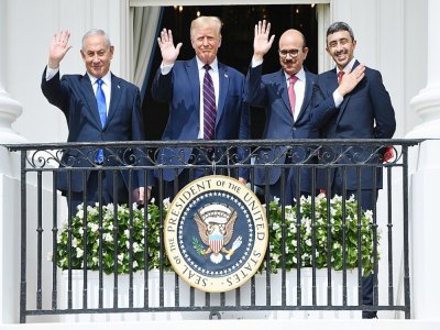 (G-D) Le premier Ministre israélien Benjamin Netanyahu, le Président américain Donald Trump, le ministre des Affaires étrangères du Bahreïn Abdullatif al-Zayani, et le ministre des Affaires étrangères des Emirats arabes unis Abdullah bin Zayed Al-Nah - SAUL LOEB [AFP]