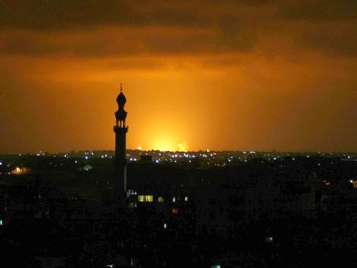 De la fumée et des flammes ont été vus après une attaque aérienne israélienne dans la ville de Khan Yunis, dans le sud de la bande de Gaza le 16 septembre 2020 - SAID KHATIB [AFP]