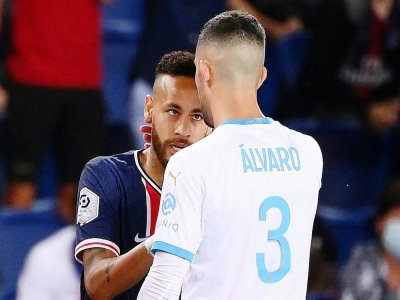 L'attaquant brésilien du Paris-SG, Neymar (g), s'explique avec le défenseur espagnol de Marseille, Alvaro Gonzalez, lors du match de Ligue au Parc de Princes, le 13 septembre 2020 - FRANCK FIFE [AFP/Archives]