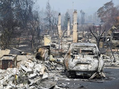 Une voiture et des maisons détruites par le feu à Talent (Oregon) le 15 septembre 2020 - Robyn Beck [AFP]