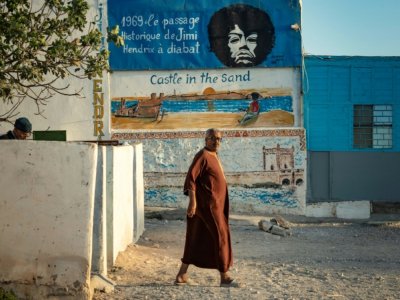 Un panneau avec la photo de Jimi Hendrix dans une des rues de Essaouira le 10 septembre 2020 - FADEL SENNA [AFP]