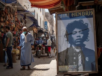 Photo du guitariste Jimi Hendrix sur la devanture d'une échoppe dans une des rues de Eassouira, le 10 septembre 2020 - FADEL SENNA [AFP]