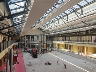 "L'atrium" est la pièce la plus grande du MoHo. Des coursives sont installées tout autour à l'étage, permettant d'accéder à des salles de travail et espaces "premium".
