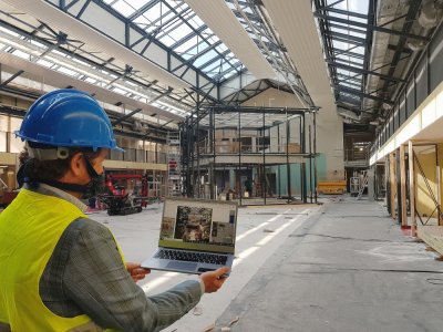 Le premier collider d'Europe, le MoHo, ouvrira dans un an, à Caen. Ici se trouve un espace de co-working dans une salle de 10 mètres de haut.