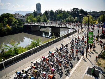 Le peloton du Tour de France lors du départ de la 17e étape, le 16 septembre 2020 à Grenoble - Anne-Christine POUJOULAT [AFP]