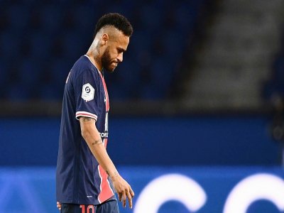 Neymar quitte la pelouse après avoir reçu un carton rouge lors du PSG-Marseille du 13 septembre 2020 au Parc de Princes - FRANCK FIFE [AFP/Archives]