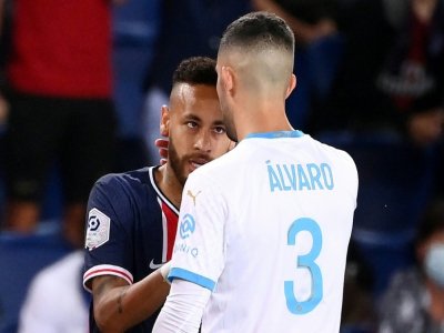 Vif échange entre Neymar et le défenseur marseillais Alvaro Gonzalez au Parc de Princes, le 13 septembre 2020 - FRANCK FIFE [AFP/Archives]