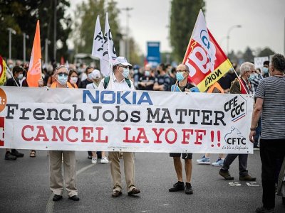 Manifestation à Nozay le 10 septembre 2020 des salariés de Nokia contre le plan social qui prévoit la suppression de 1.233 emplois en France - Martin BUREAU [AFP/Archives]