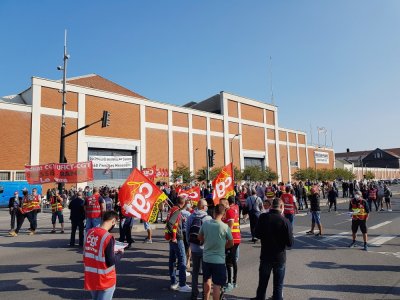La manifestation du jeudi 17 septembre a rassemblé 2 000 personnes au Havre, avec des arrêts devant Dresser Rand (photo) et SPB.