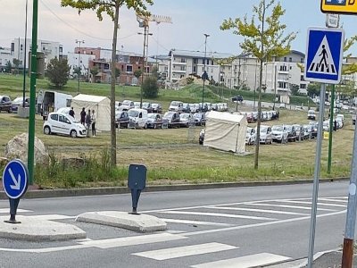 Le drive-test de Beaulieu à Caen se limite désormais à 100 dépistages par jour, pour désengorger les laboratoires. Les voitures font la queue avant l'ouverture du centre.