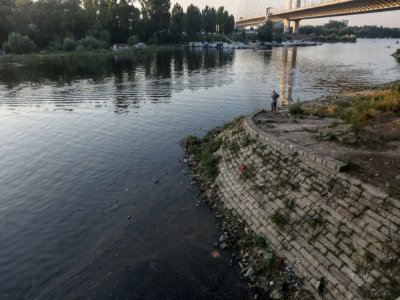 Des déchets flottent à la surface de la rivière Save, affluent du Danube, à Belgrade le 30 juillet 2020 - OLIVER BUNIC [AFP]