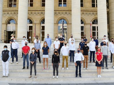 Les skippers engagés danns le Vendée Globe posent pour une photo de famille, lors de la présentation de la 9e édition à Paris, le 17 septembre 2020 - ALAIN JOCARD [AFP]