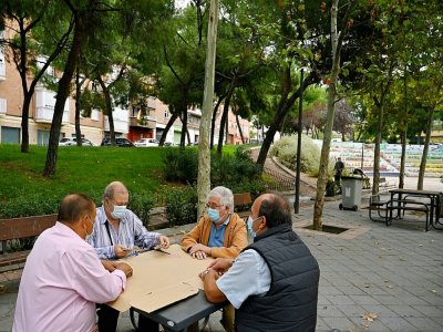 Partie de cartes au quartier de Vallecas, à Madrid, le 17 septembre 2020 - GABRIEL BOUYS [AFP]