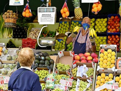 Un marchand de légumes du quartier de Vallecas, à Madrid, le 17 septembre 2020 - GABRIEL BOUYS [AFP]
