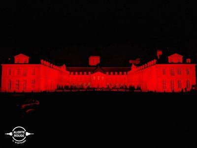 Une "alerte rouge" est lancée par les entreprises prestataires techniques de l'événementiel et du spectacle sur la façade de l'abbaye aux Dames de Caen. - Contact STE