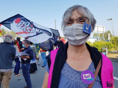Certains manifestants comme Odile avaient mis leur masque aux couleurs de la manifestation ce jeudi 17 septembre à Caen.