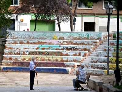 Trois personnes âgées discutent dans le quartier de Vallecas à Madrid, durement touché par la deuxième vague de coronavirus, le 17 septembre - GABRIEL BOUYS [AFP]