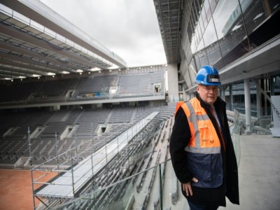 Le président de la Fédération de tennis FF) Bernard Giudicelli pose dans le nouveau stade de Roland-Garross, le 5 février 2020 - Martin BUREAU [POOL/AFP/Archives]