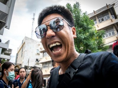 L'activiste thaïlandais Jatupat Boonpatararaksa, dit "Pai", pendant un rassemblement devant un commissariat de Bangkok le 28 août 2020 - Mladen ANTONOV [AFP/Archives]