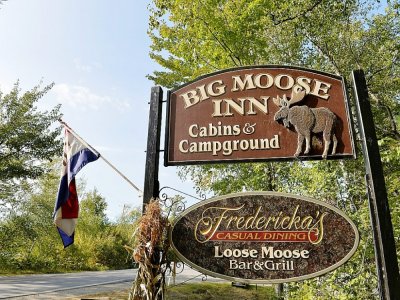 Un panneau pour l'entrée de l'auberge "Big Moose Inn", à Millinocket dans l'Etat américain du Maine, où s'est tenu un mariage devenu événement "ultra-propagateur" du Covid-19, ici en septembre 2020 - Joseph Prezioso [AFP]