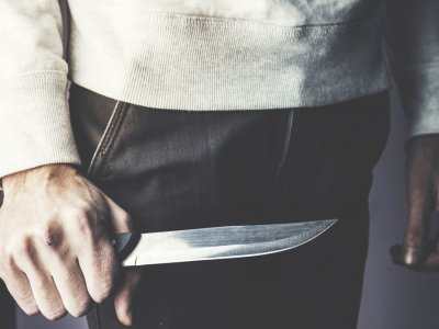 Le prévenu aurait menacé un enfant avec un couteau, devant la porte de son appartement à Darnétal, début juillet.