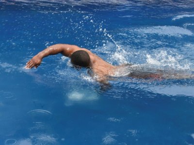 Le nageur équato-guinéen Eric Moussambani, le 12 septembre 2020 à Malabo - Saidu BAH [AFP/Archives]
