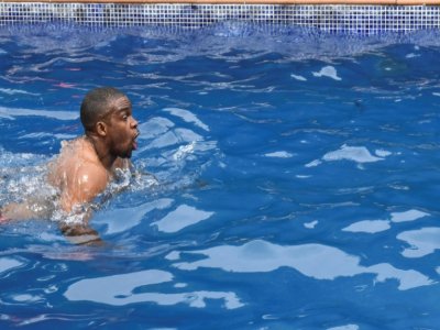 Le nageur équato-guinéen Eric Moussambani s'entraîne dans la piscine d'un hôtel de Malabo, le 12 septembre 2020 - Saidu BAH [AFP/Archives]