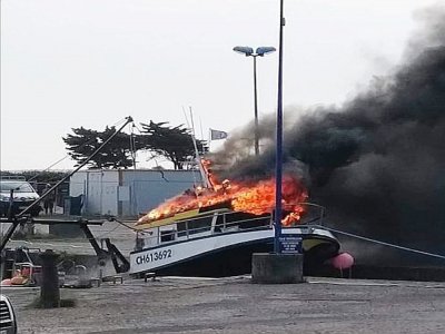 Un incendie s'est déclaré vendredi 8 septembre sur un chalutier dans le port de Carteret. - Keith Le Provost