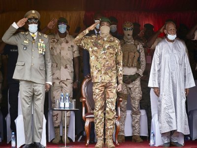 Le colonel Assimi Goïta (C), chef du Comité national de salut public (CNSP), aux funérailles nationales de Moussa Traoré à Bamako, le 18 septembre 2020 - MICHELE CATTANI [AFP]
