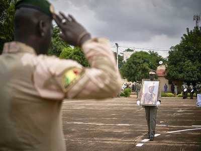 Un soldat malien rend hommage à un ancien président malien Moussa Traoré pendant ses funérailles à Bamako, le 18 septembre 2020 - MICHELE CATTANI [AFP]