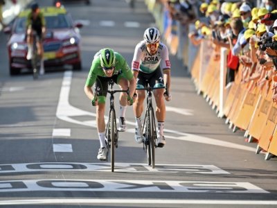 Le Slovaque Peter Sagan (d) au sprint aux côtés de l'Irlandais Sam Bennett lors de la 19e étape du Tour de France, entre Bourg-en-Bresse et Champagnole, le 18 septembre 2020 - Marco BERTORELLO [POOL/AFP]