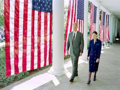 La magistrate Ruth Bader Ginsburg et le président américain Bill Clinton à la Maison Blanche le 14 juin 1993 - David AKE [AFP/Archives]