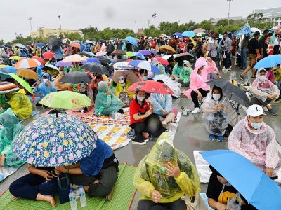 Sous la pluie les manifestants pro-démocratie dénoncent à Bangkok, le 19 septembre 2020 le gouvernement et réclament sa démission - Mladen ANTONOV [AFP]