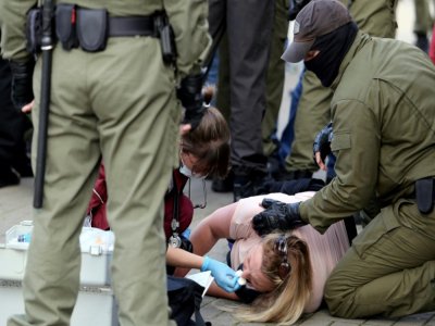 Une manifestante blessée lors de heurts avec les forces de l'ordre, à Minsk, le 19 septembre 2020 - - [TUT.BY/AFP]