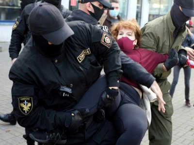 Une manifestante arrêtée à Minsk, le 19 septembre 2020 - - [TUT.BY/AFP]