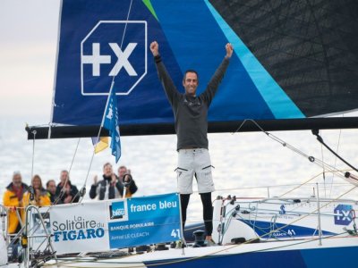 Le skipper Armel Le Cleac'h fête sa victoire dans La Solitaire du Figaro sur son bateau Banque Populaire, à Saint-Nazaire, le 19 septembre 2020 - Loic VENANCE [AFP]