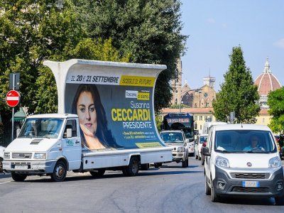 Affiche électorale de l'eurodéputée Susanna Ceccardi avant les élections régionales en Italie, le 17 septembre 2020 à Florence - Carlo BRESSAN [AFP]