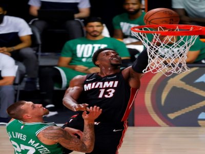 Bam Adebayo du Miami Heat contre les Boston Celtics dans le match N.3 de la finale de Conférence Est en NBA le 19 septembre 2020 à Lake Buena Vista en Floride - Kevin C. Cox [GETTY IMAGES NORTH AMERICA/AFP]