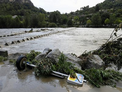 Un panneau renversé sur la rive de la rivière Gardon (Gard), après des pluies diluviennes qui se sont abattues sur la région, le 19 septembre 2020 - NICOLAS TUCAT [AFP]