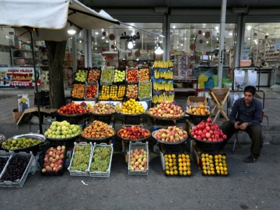 Un Kurde iranien devant ses fruits et légumes, le 14 septembre 2020 à Sardasht en Iran - ATTA KENARE [AFP]