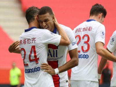 Kylian Mbappé félicité par ses coéquipiers après son penalty réussi pour le PSG à Nice, le 20 septembre 2020 - Valery HACHE [AFP]
