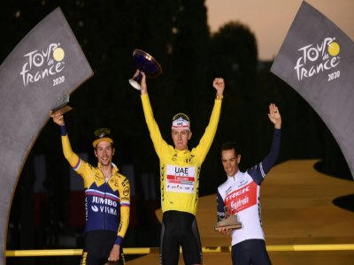 Le Slovène Tadej Pogacar (c), vainqueur du Tour de France, son compatriote Primoz Roglic, 2e, et l'Australien Richie Porte, 3e, à Paris, le 20 septembre 2020 - Marco Bertorello [AFP]